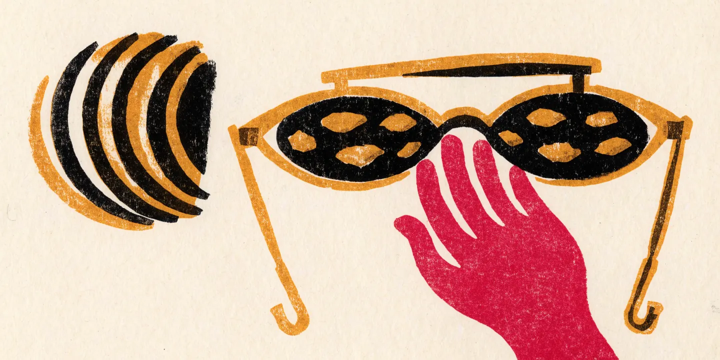 Illustration: partiell solf\u00f6rm\u00f6rkelse sedd genom skyddsglas\u00f6gon h\u00e5llna av hand.